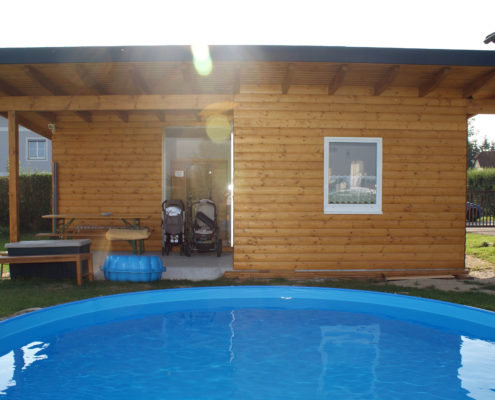 Gartenhaus aus Holz mit Pool