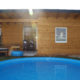 Gartenhaus aus Holz mit Pool